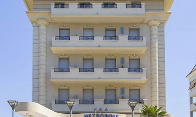 Hotel elegante con balconi, atmosfera estiva e accogliente.