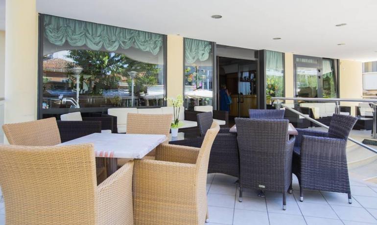 Terrazza accogliente con sedie intrecciate, perfetta per rilassarsi all'aperto.
